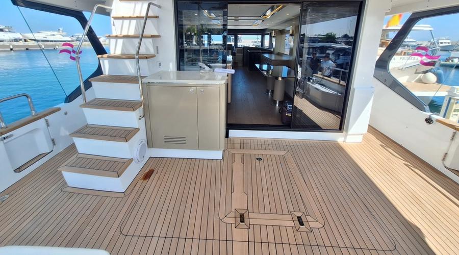 Yacht exterior stern steps teak Turkey — Vertuden