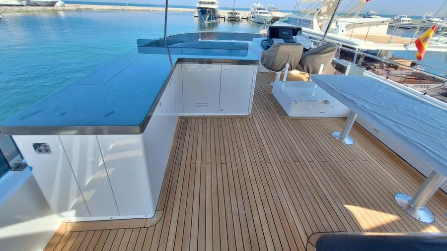 Yacht stern teak deck marina Turkey — Vertuden